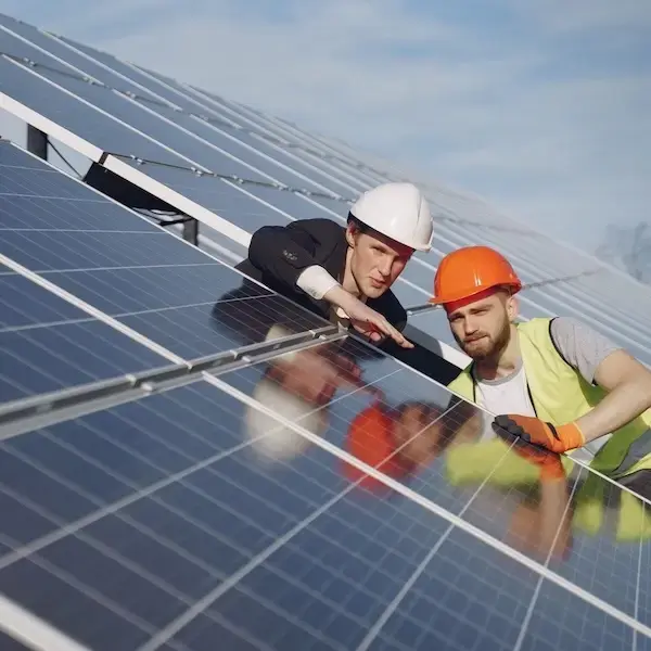 Ingénieurs inspectant des panneaux solaires sur un toit