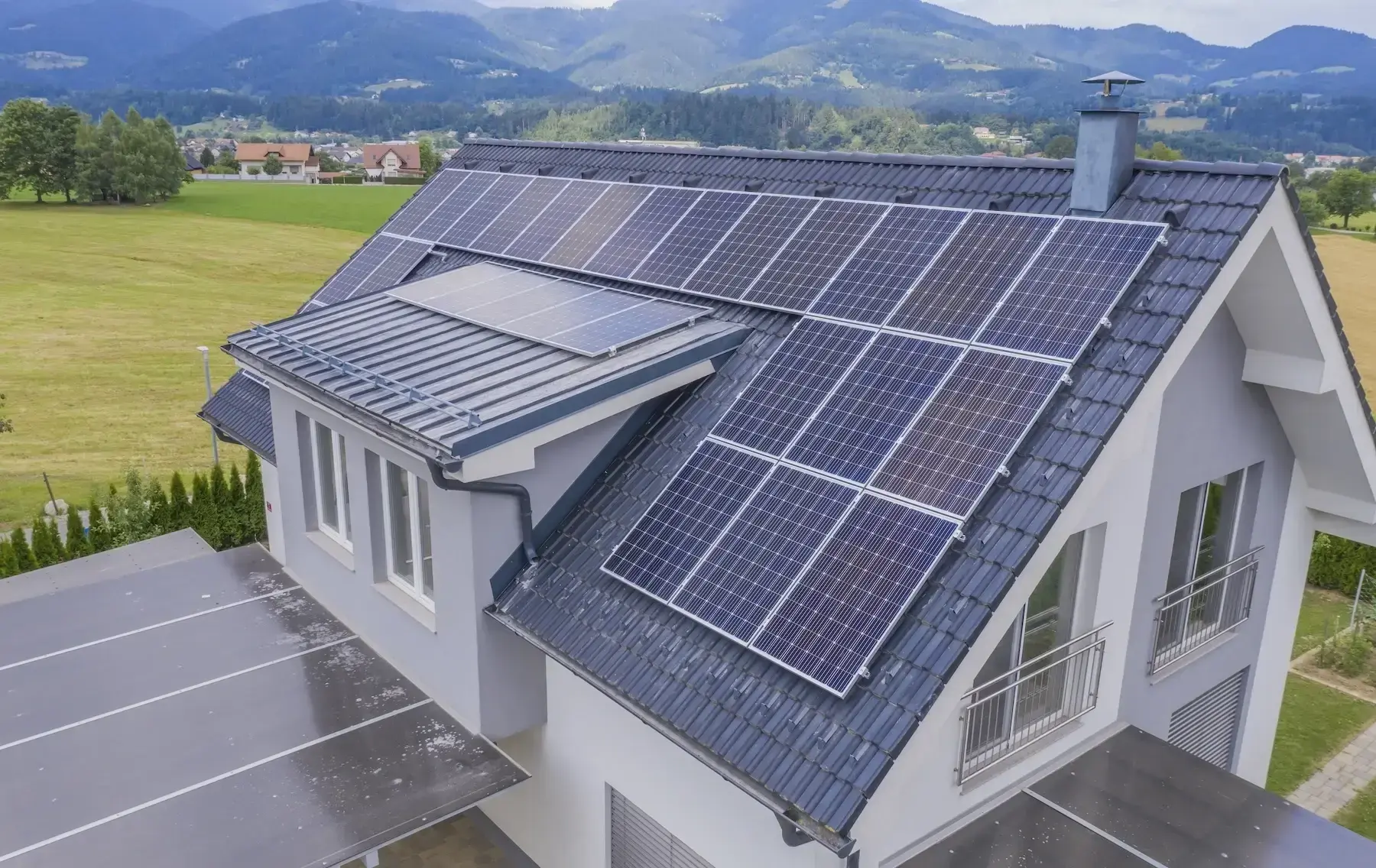 Maison moderne avec panneaux solaires sur le toit dans un paysage rural